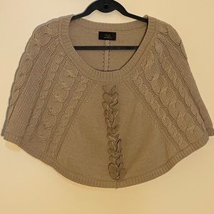 Cover shoulder. It has a Little hole in the back.